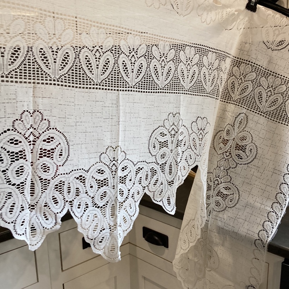 Lace curtain. Kitchen Curtain. 1 panel only. Pretty scalloped lace.